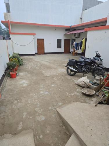 avadh dham guest house