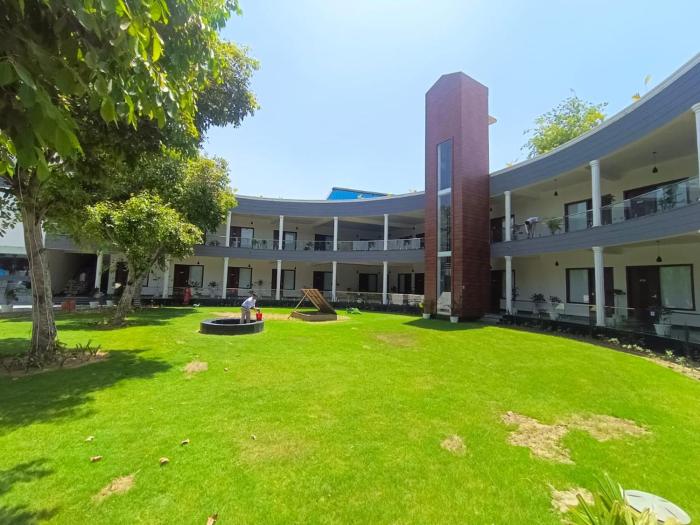 clarks inn bichpuri agra