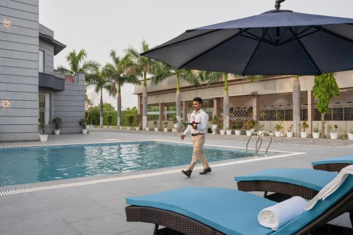 clarks inn bichpuri agra