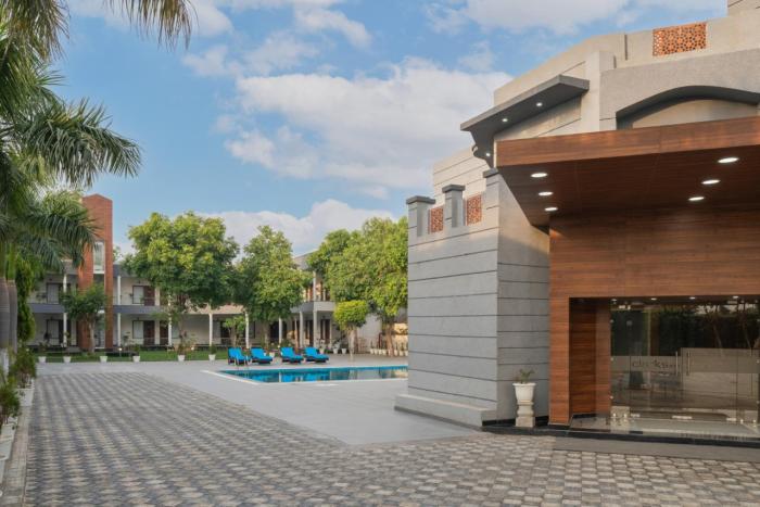 clarks inn bichpuri agra