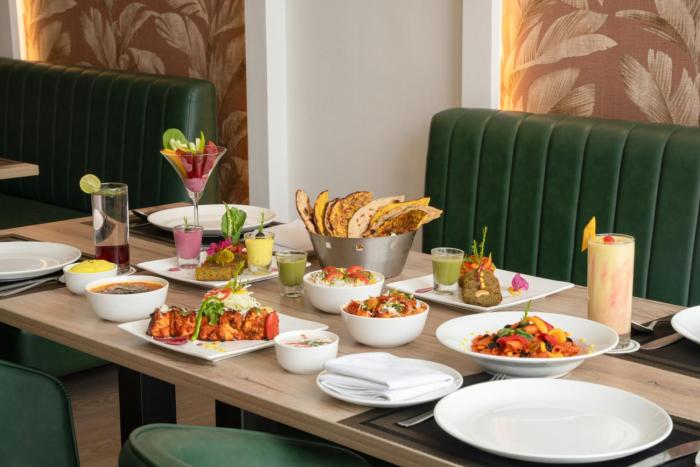 clarks inn bichpuri agra