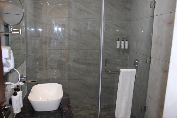 clarks inn bichpuri agra