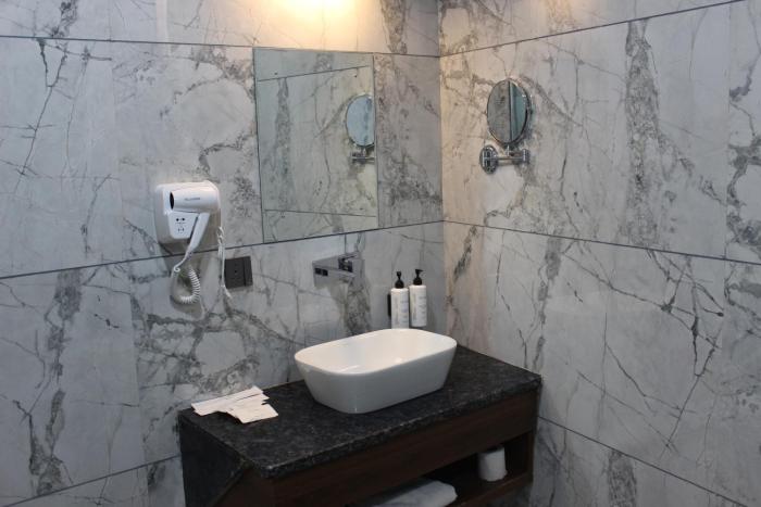 clarks inn bichpuri agra