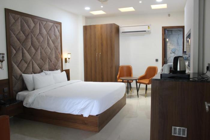 clarks inn bichpuri agra