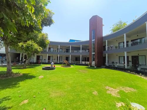 clarks inn bichpuri agra