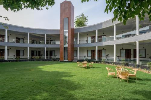 clarks inn bichpuri agra