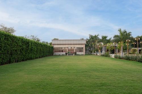 clarks inn bichpuri agra