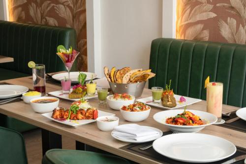 clarks inn bichpuri agra