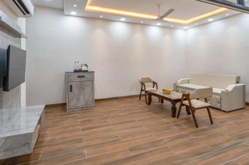 clarks inn bichpuri agra