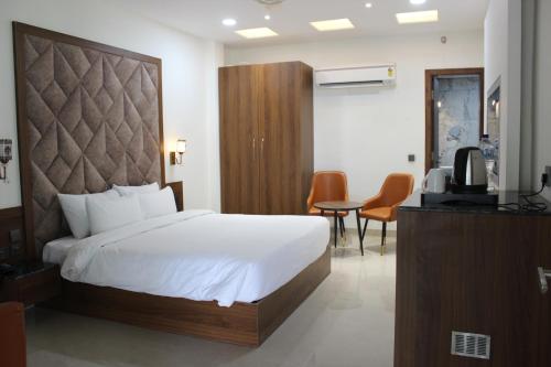 clarks inn bichpuri agra