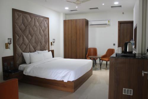 clarks inn bichpuri agra