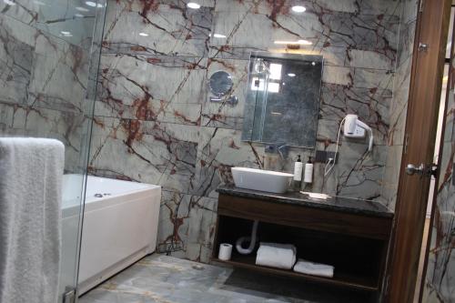 clarks inn bichpuri agra