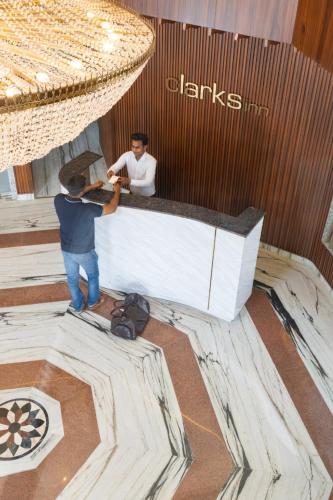 clarks inn bichpuri agra