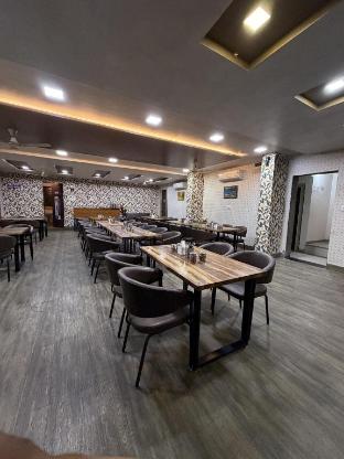 hotel candlewood bar and restro