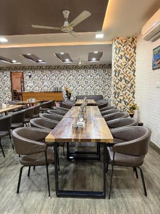 hotel candlewood bar and restro