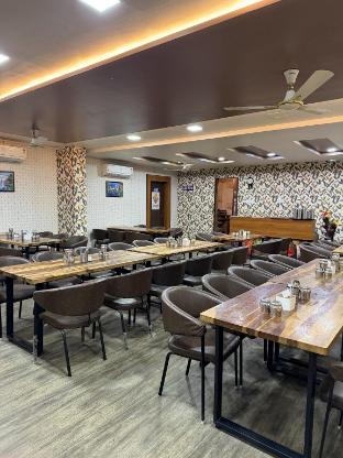 hotel candlewood bar and restro