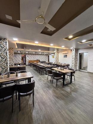 hotel candlewood bar and restro