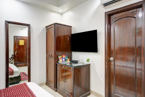 hotel legend international just a min walk from new delhi railway station