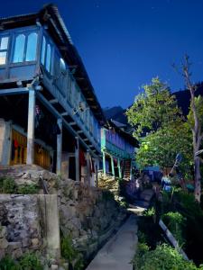 yellowjackets hotel tosh