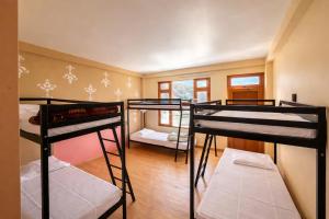 yellowjackets hotel tosh