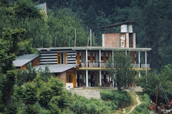 yellowjackets hotel tosh