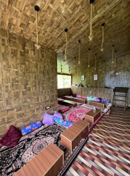 Yellowjackets Hotel Tosh,,2 star