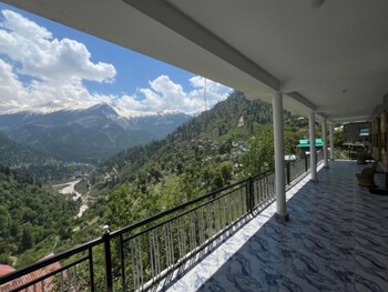 Yellowjackets Hotel Tosh,,2 star