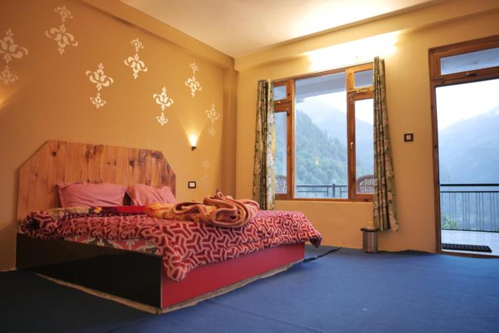 yellowjackets hotel tosh