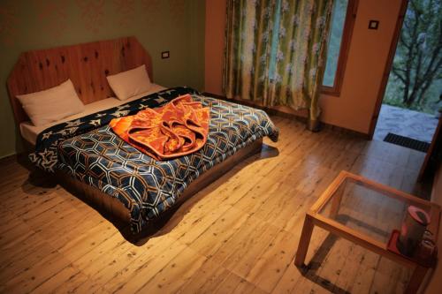 yellowjackets hotel tosh