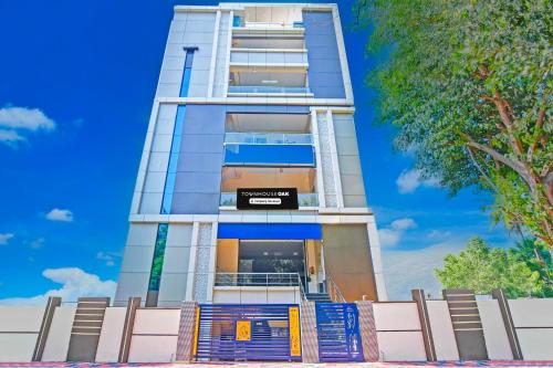 Townhouse Oak Visakhapatnam Vishwanadh Sports Club,Plot No 49-7, Revenue Ward No 12, Near Padmasri Hospital, Santhi Puram,4 star