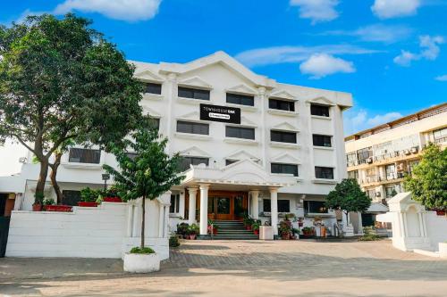 townhouse oak jaipur arya square shopping mall