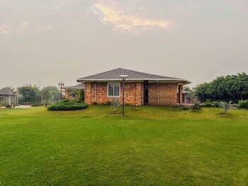 spree farmstay faridabad