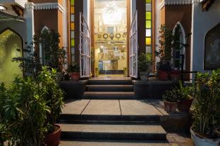 hotel o new aatish market metro station