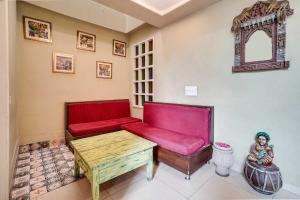 hotel o new aatish market metro station