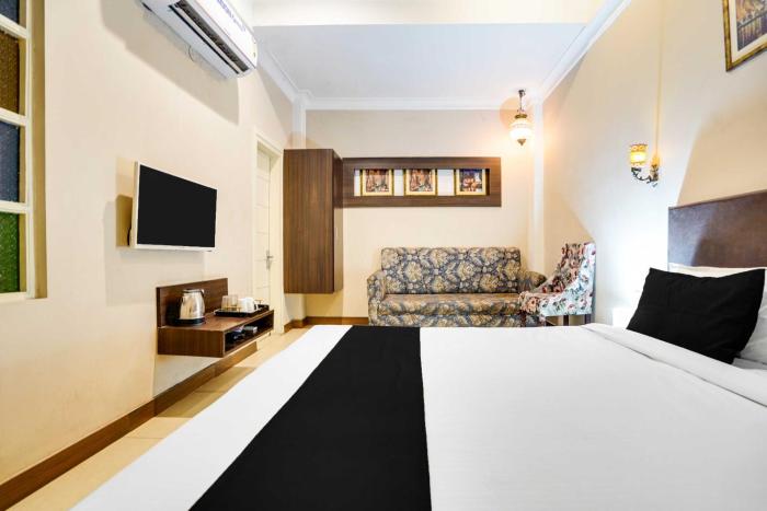 hotel o new aatish market metro station