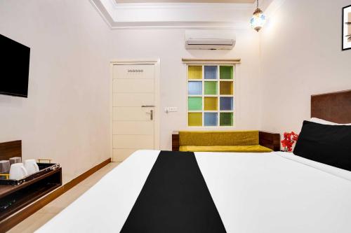 hotel o new aatish market metro station