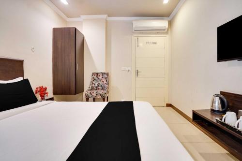 hotel o new aatish market metro station