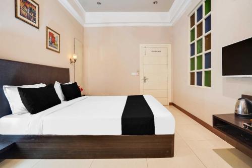 hotel o new aatish market metro station
