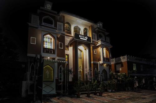 hotel o new aatish market metro station