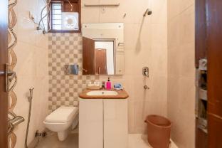 the lodgers hotel near medanta hospital sector 38