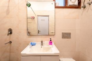 the lodgers hotel near medanta hospital sector 38