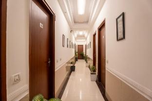 the lodgers hotel near medanta hospital sector 38