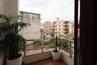 the lodgers hotel near medanta hospital sector 38