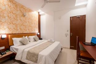 the lodgers hotel near medanta hospital sector 38