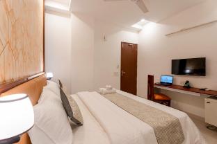 the lodgers hotel near medanta hospital sector 38