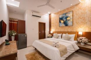 the lodgers hotel near medanta hospital sector 38