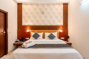 the lodgers hotel near medanta hospital sector 38