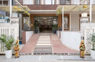 The Lodgers Hotel Near Medanta Hospital Sector 38,,3 star