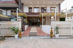 the lodgers hotel near medanta hospital sector 38