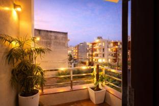 the lodgers hotel near medanta hospital sector 38